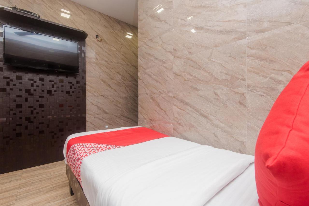 Vaccinated Staff - Oyo 22055 Dadar Residency Hotel มุมไบ ภายนอก รูปภาพ