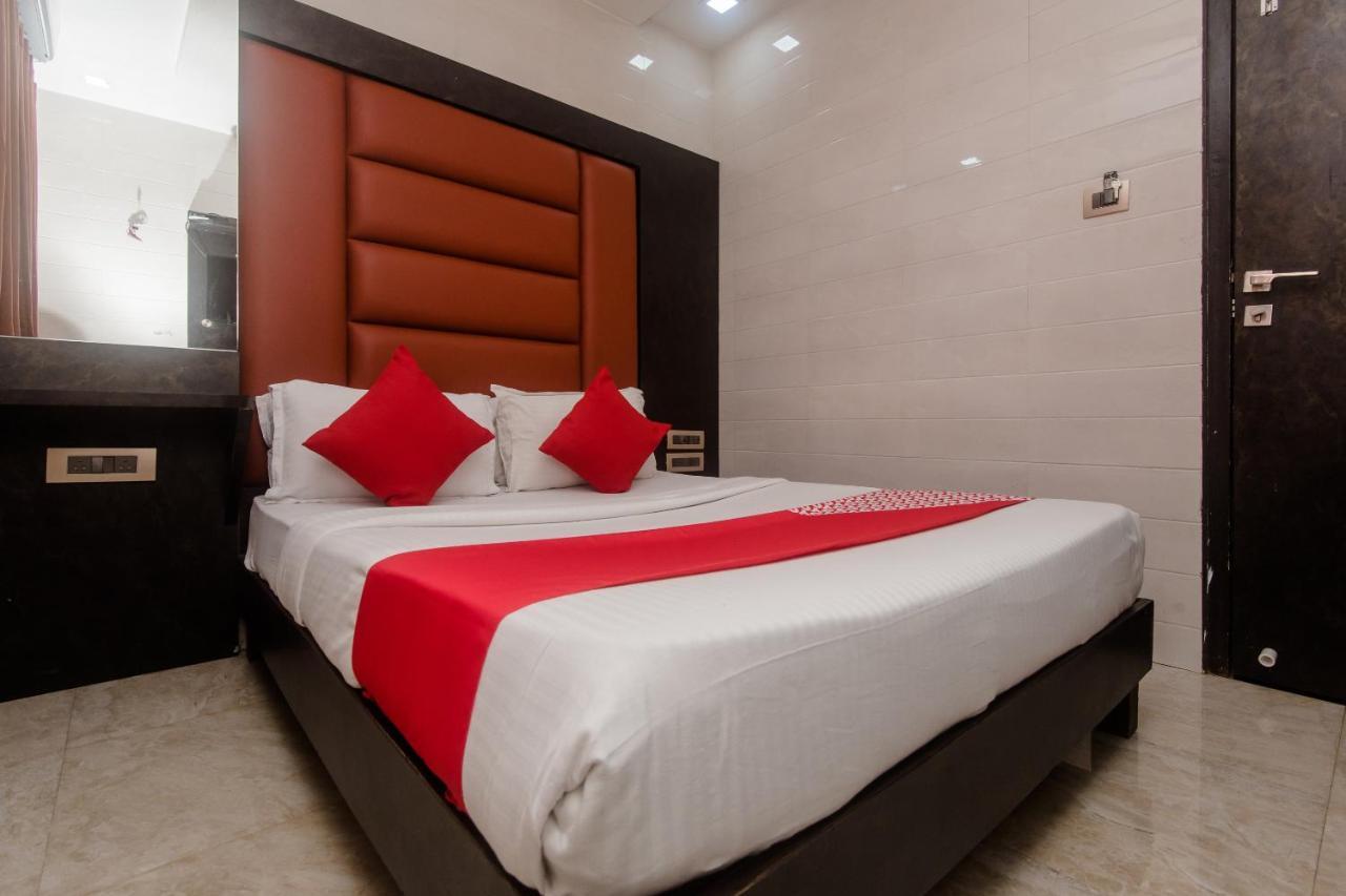 Vaccinated Staff - Oyo 22055 Dadar Residency Hotel มุมไบ ภายนอก รูปภาพ