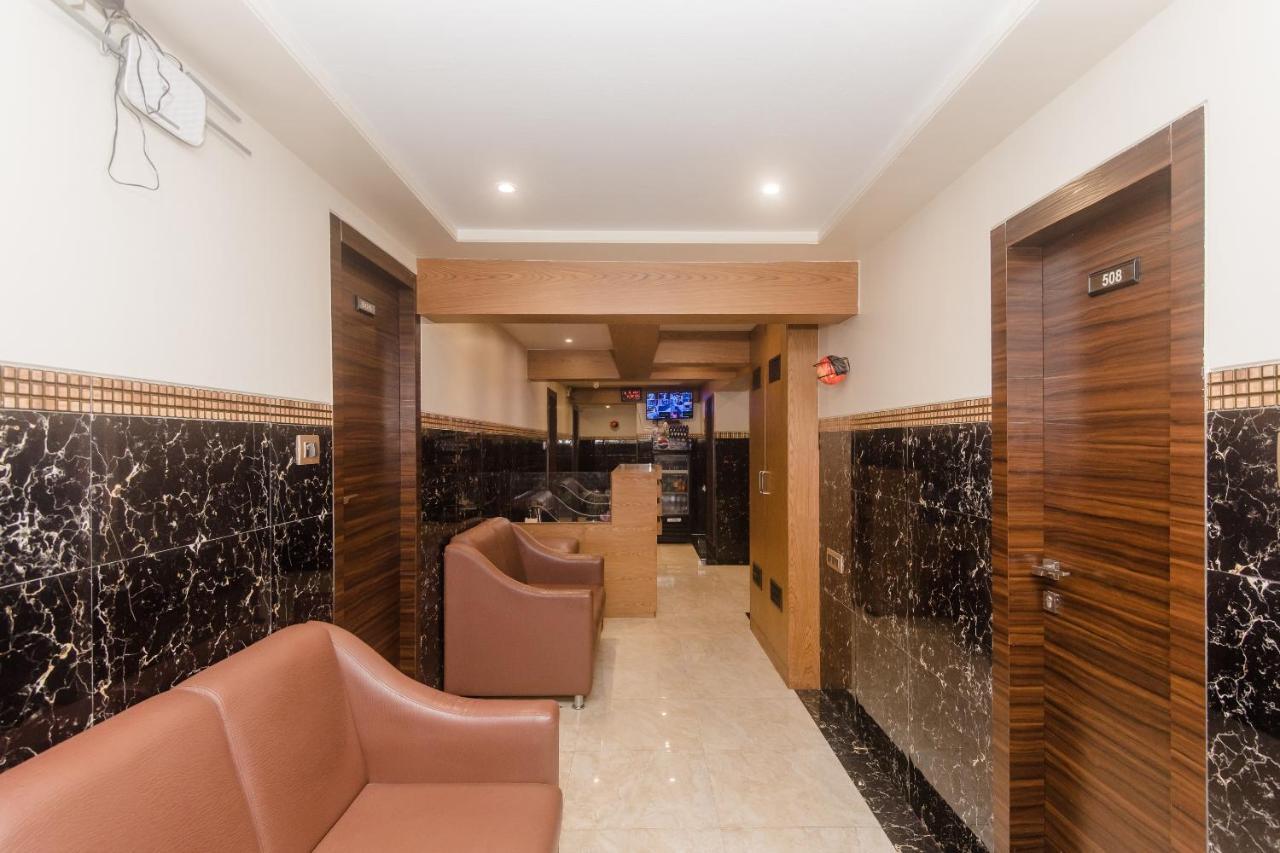 Vaccinated Staff - Oyo 22055 Dadar Residency Hotel มุมไบ ภายนอก รูปภาพ