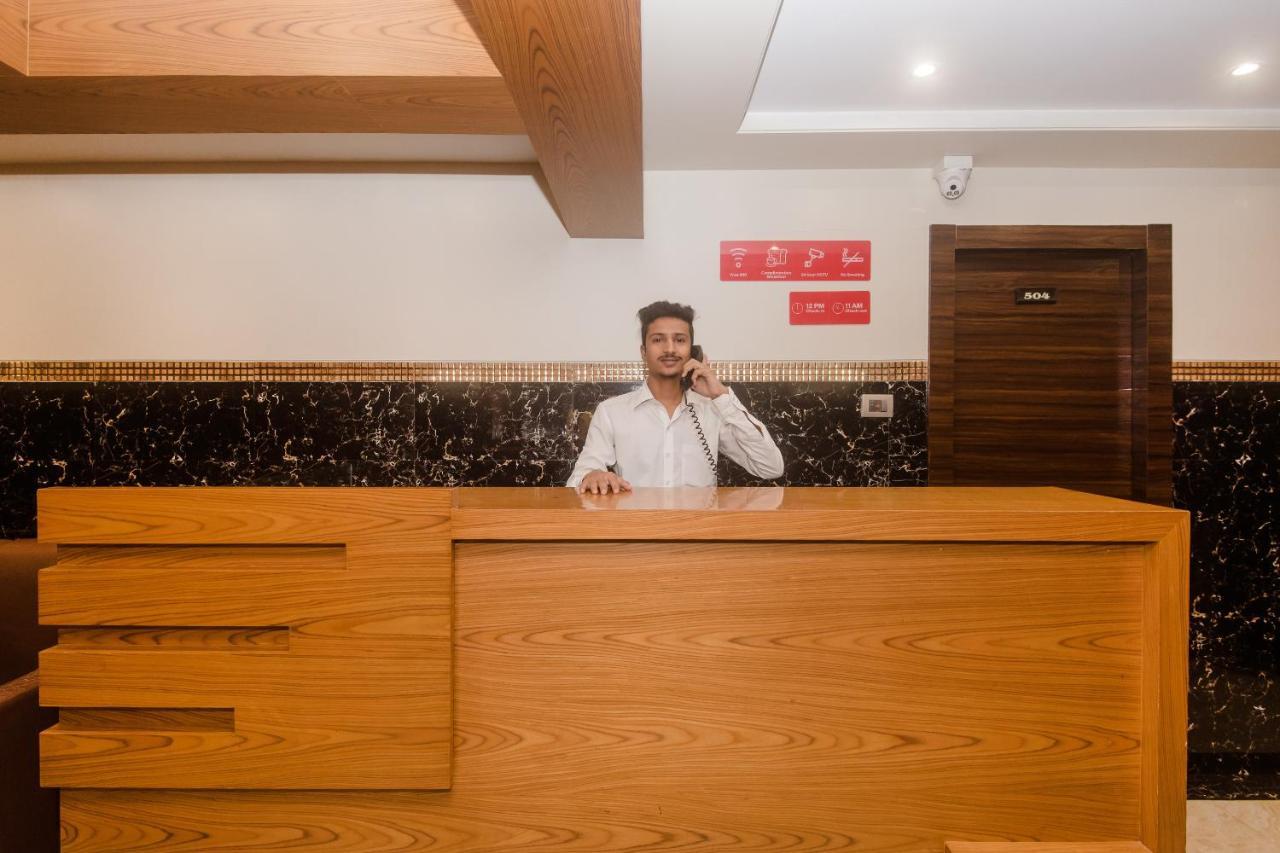 Vaccinated Staff - Oyo 22055 Dadar Residency Hotel มุมไบ ภายนอก รูปภาพ