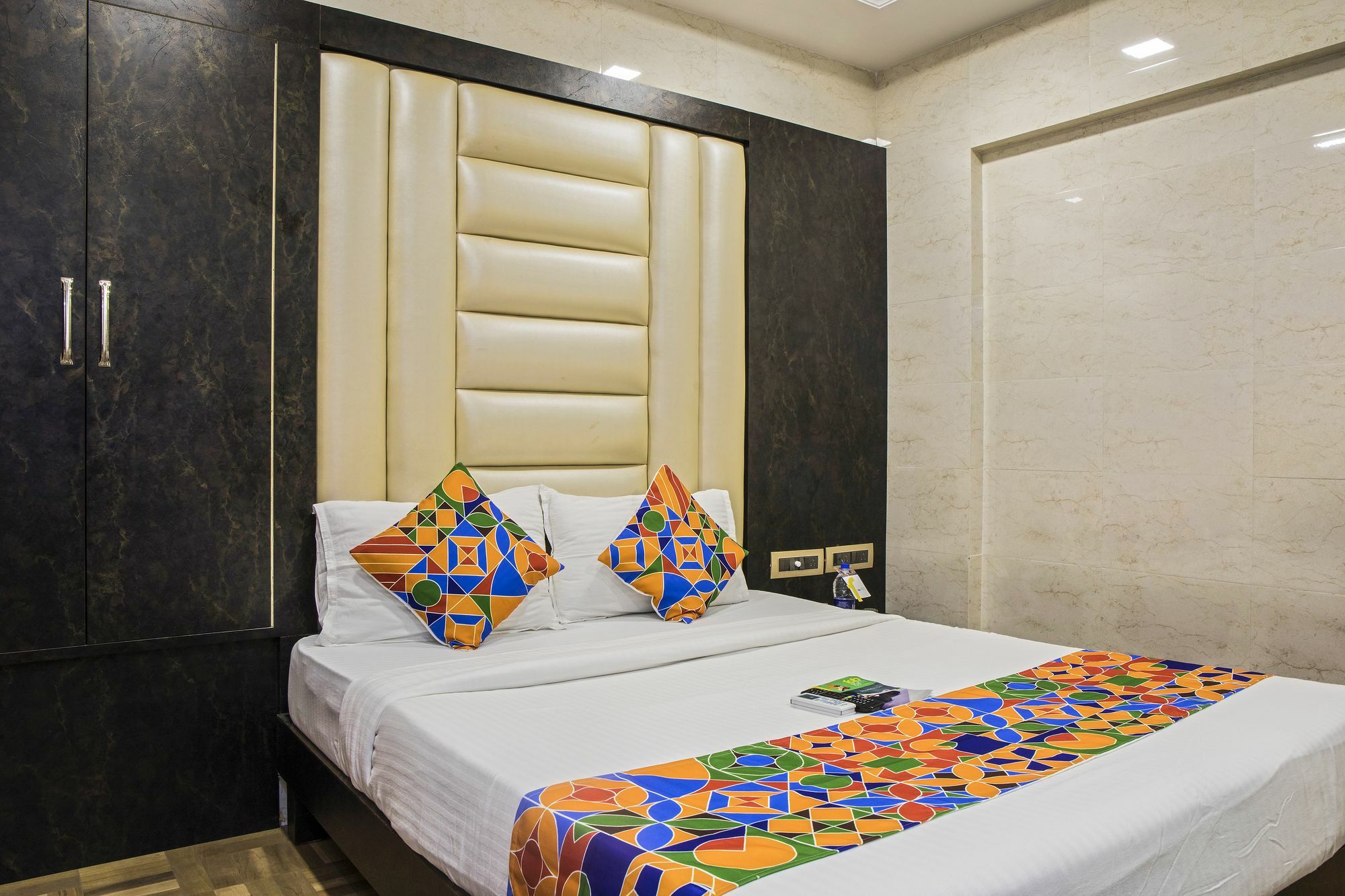 Vaccinated Staff - Oyo 22055 Dadar Residency Hotel มุมไบ ภายนอก รูปภาพ