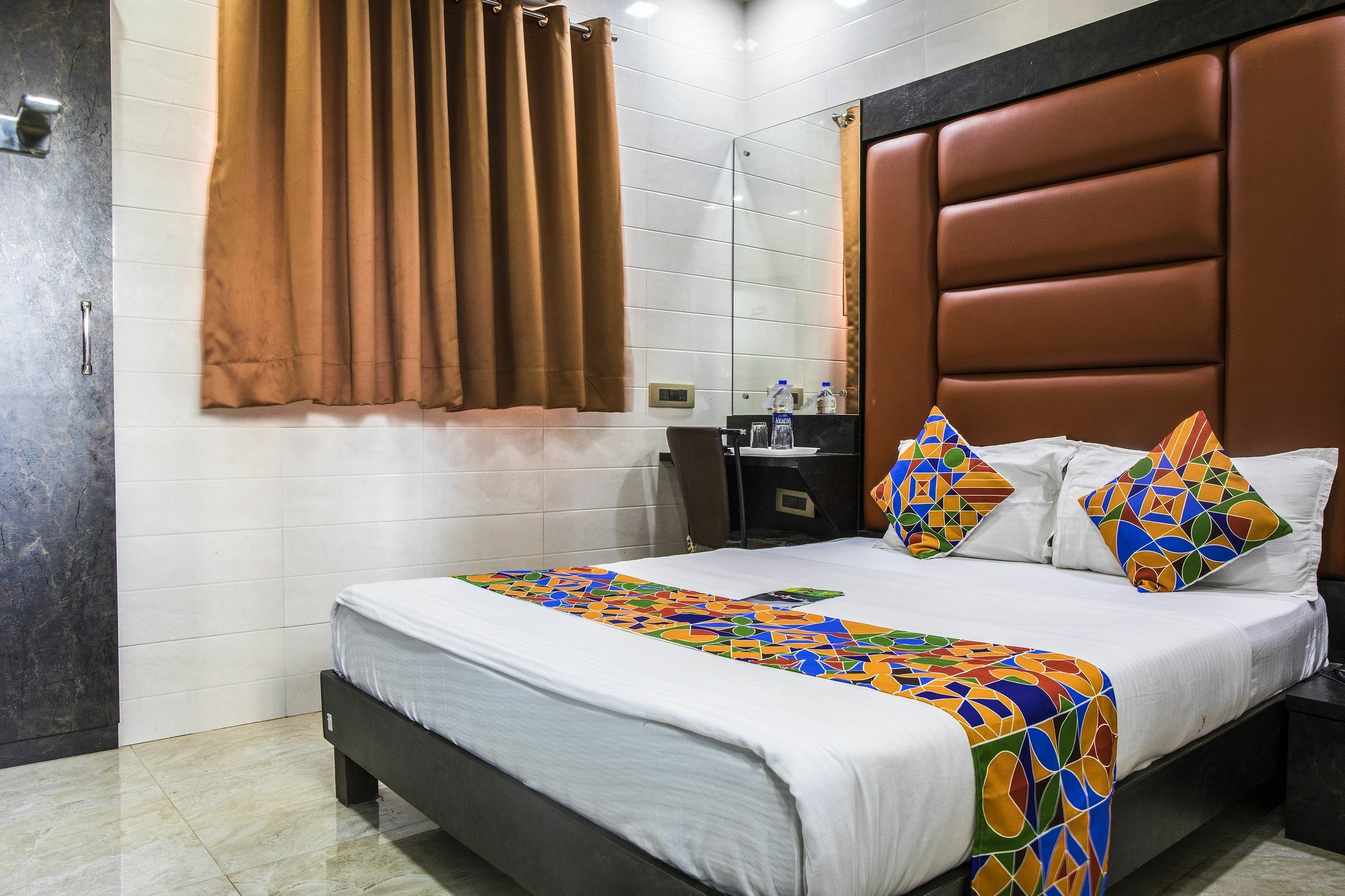 Vaccinated Staff - Oyo 22055 Dadar Residency Hotel มุมไบ ภายนอก รูปภาพ